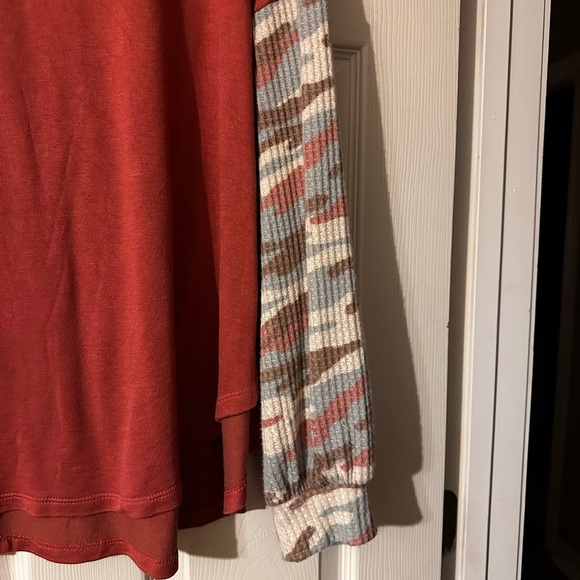 Cute long sleeve comfy top.  Worn only 1 time.  Size Large. - Picture 2 of 4